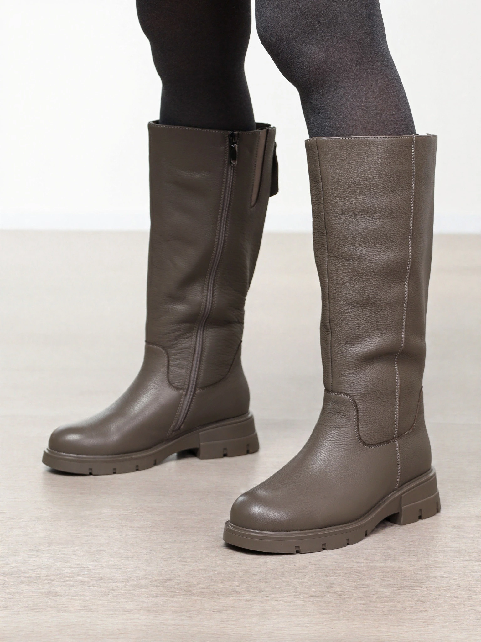 Сапоги серого цвета на рельефной подошве